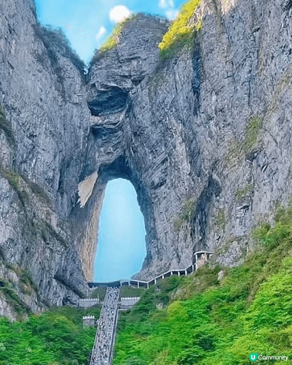 張家界位於湖南西北，奇峰林立、秀水環繞，是中國首個國家森林公...