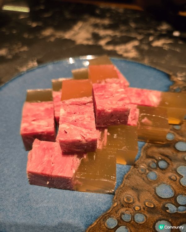 今晚喺海港城「个園」食飯，環境幾高雅。頭盤水晶肴肉做得夠晒水...