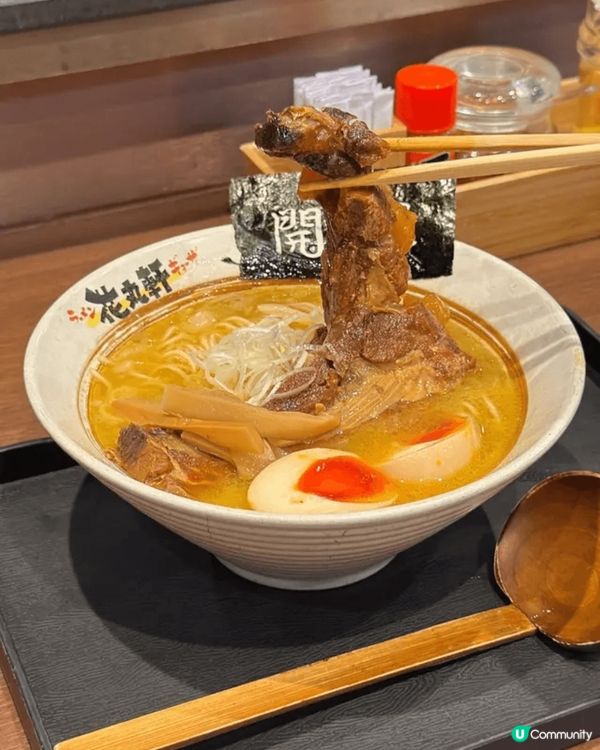招牌原條慢煮豬軟骨拉麵配糖心蛋，一上枱就好搶眼，份量超多，賣...