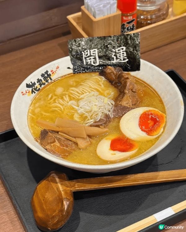 招牌原條慢煮豬軟骨拉麵配糖心蛋，一上枱就好搶眼，份量超多，賣...