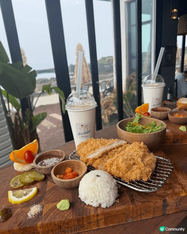 牛島的炸豬排專賣店。位於下古水洞海水浴場和牛島村之間，因此僅...
