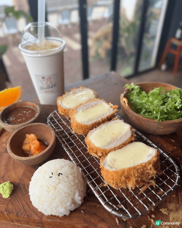 牛島的炸豬排專賣店。位於下古水洞海水浴場和牛島村之間，因此僅...