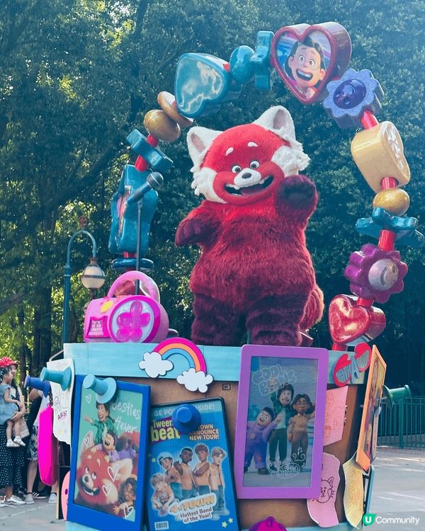 要數近期的打卡熱點，不得不提香港迪士尼樂園最新推出的花車巡遊...