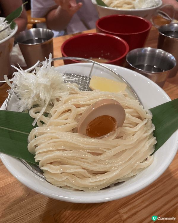 大阪帰ってきた宮田麺児長期排大長龍，佢哋嘅湯底用咗豚骨同大量...