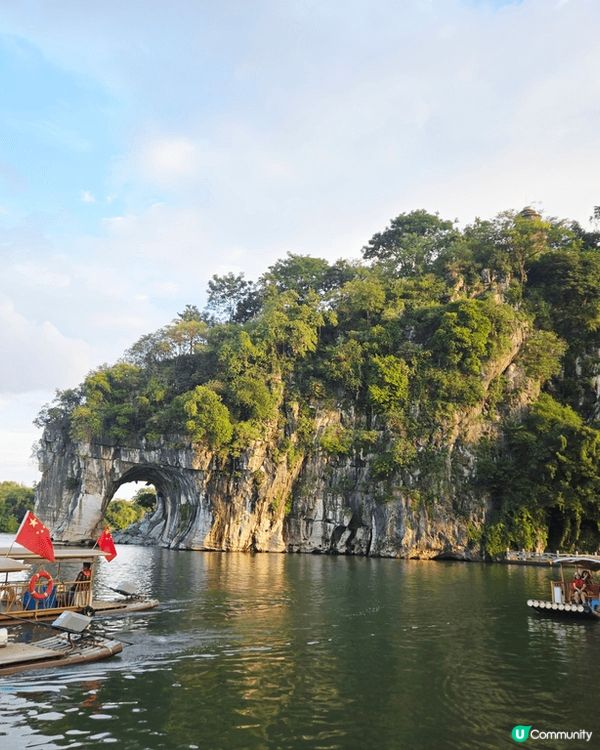 桂林象山景區，桂林必去景點之一，遊客真的很多耶，象山遠看真的...