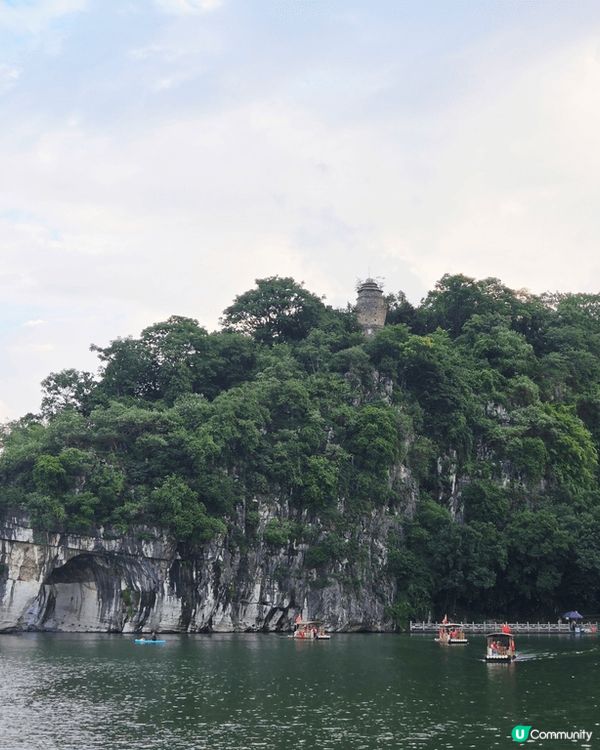 桂林象山景區，桂林必去景點之一，遊客真的很多耶，象山遠看真的...