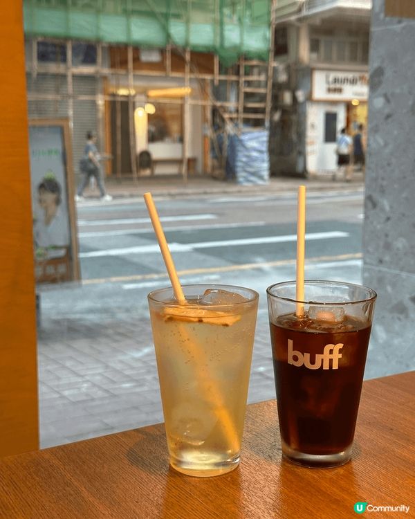 喺楓樹街與大南街交界轉角位，有間精品咖啡店「不苦 buff」...