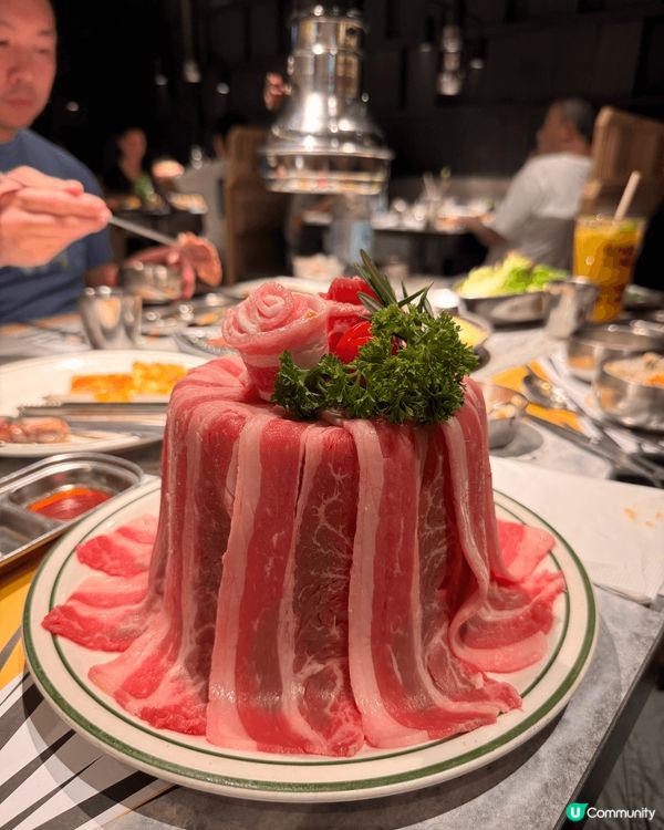 岩岩生日去炑八韓烤食烤肉，原來生日會送一個「肥牛蛋糕」比壽星...