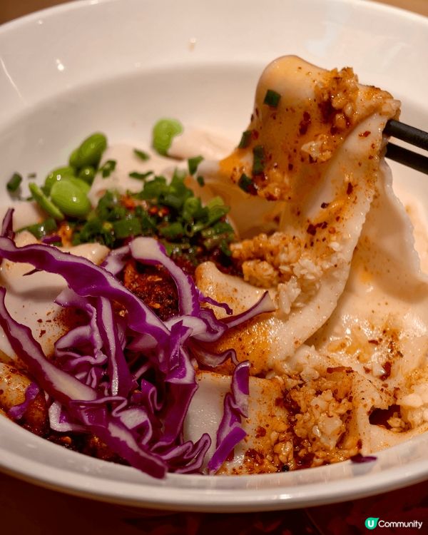 非常喜歡食這一間辣油闊條麵，還有雞汁豆腐卜，豆卜吸收曬雞湯的...