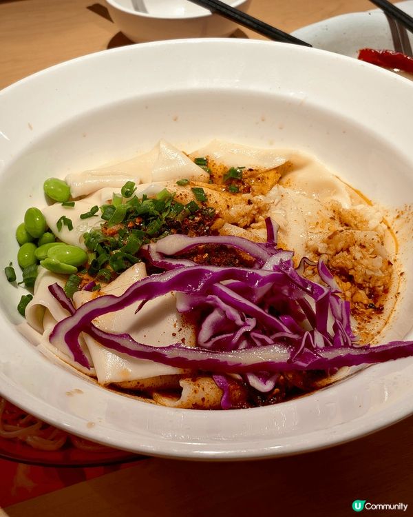 非常喜歡食這一間辣油闊條麵，還有雞汁豆腐卜，豆卜吸收曬雞湯的...