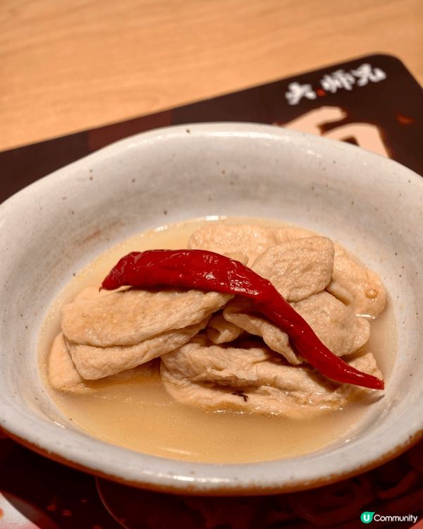 非常喜歡食這一間辣油闊條麵，還有雞汁豆腐卜，豆卜吸收曬雞湯的...