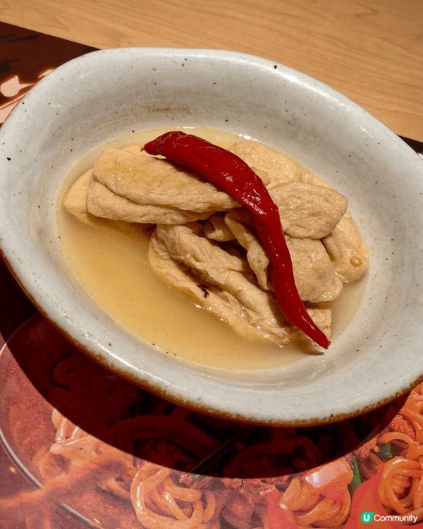 非常喜歡食這一間辣油闊條麵，還有雞汁豆腐卜，豆卜吸收曬雞湯的...