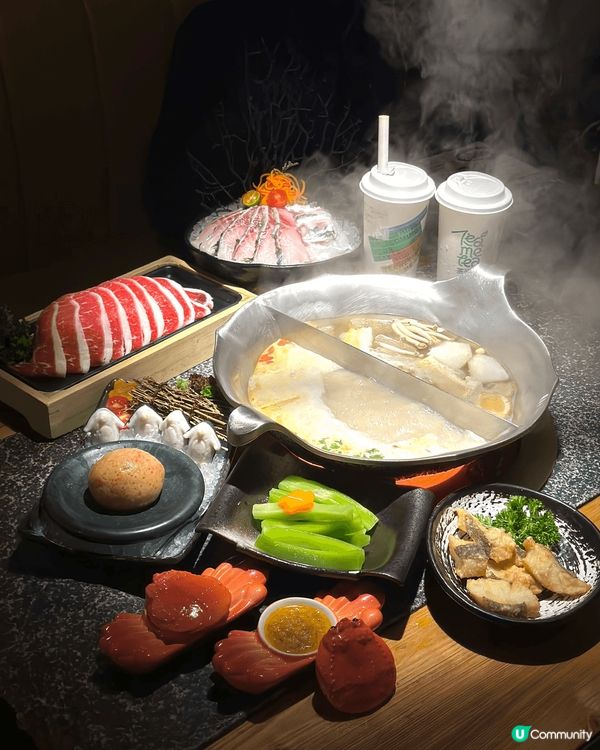 湊湊火鍋最近推出多款慶中秋海鮮新品，店內有好多燈籠佈置，充滿...