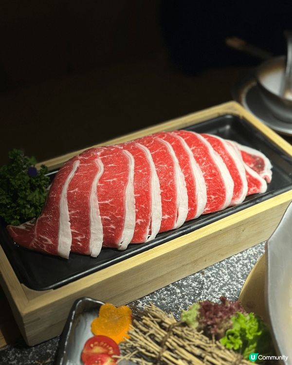 湊湊火鍋最近推出多款慶中秋海鮮新品，店內有好多燈籠佈置，充滿...