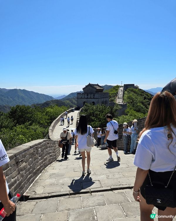 萬里長城是中國古代的軍事防禦工程，全長超過兩萬公里，始建於春...