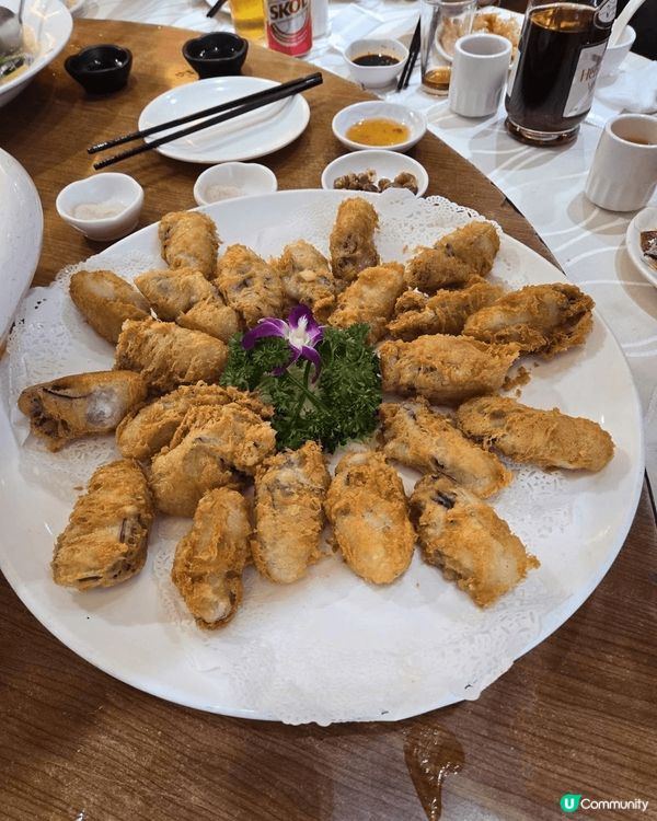 西貢碼頭附近有幾間酒家值得一試，遊客除左可以直接在酒家揀海鮮...