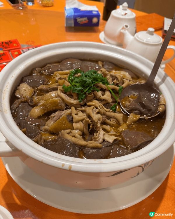 位於南華會甘棠燒鵝的一品鵝煲，是前鏞記師傅親自提前製作， 十...