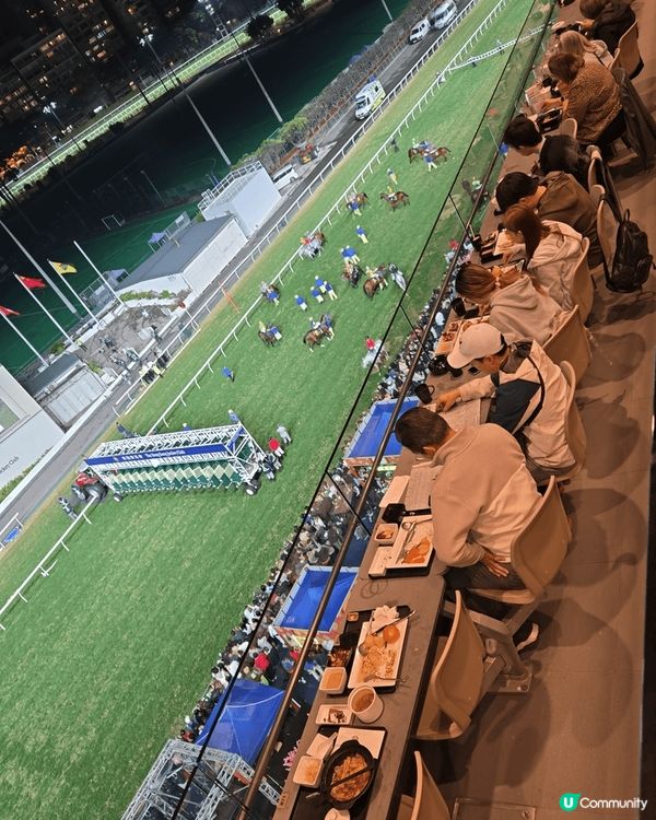 跑馬地馬場,是香港人必去地方,有得娛樂,食飯,飲酒°
