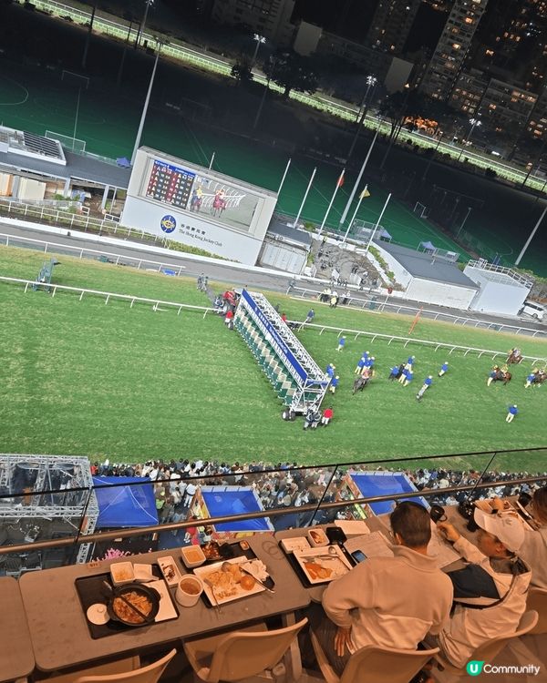 跑馬地馬場,是香港人必去地方,有得娛樂,食飯,飲酒°
