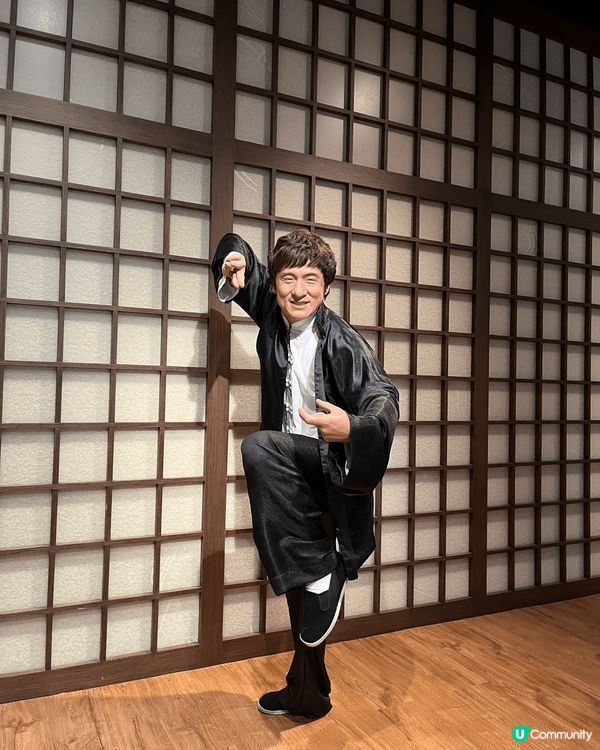 我想介紹的是香港山頂，其中杜麗莎夫人蠟像館更是必到景點，館內...