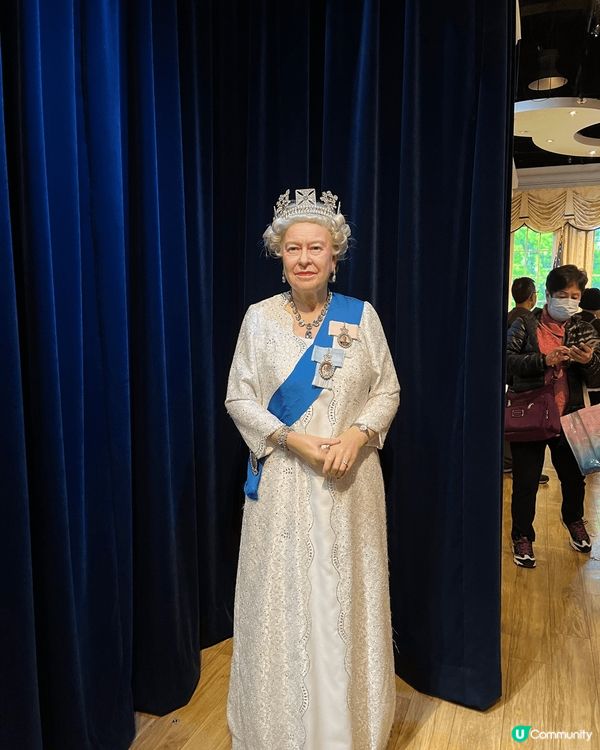 我想介紹的是香港山頂，其中杜麗莎夫人蠟像館更是必到景點，館內...