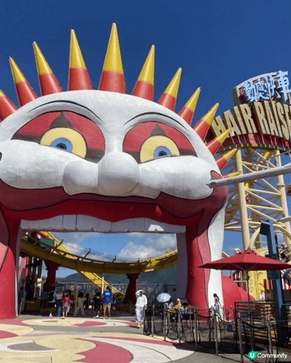 香港海洋公園，是一座集海陸動物展覽、機動遊戲、大型表演的主題...