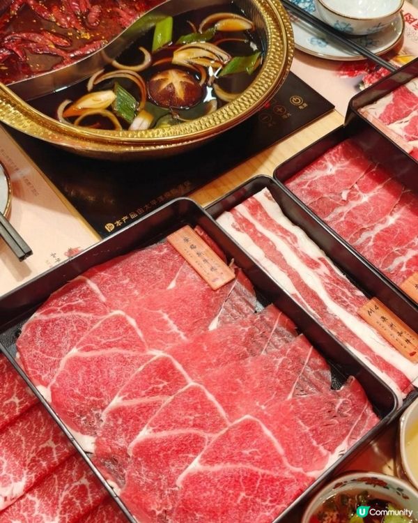 和牛雙拼壽喜鍋！😋 辣鍋勁過癮！🔥