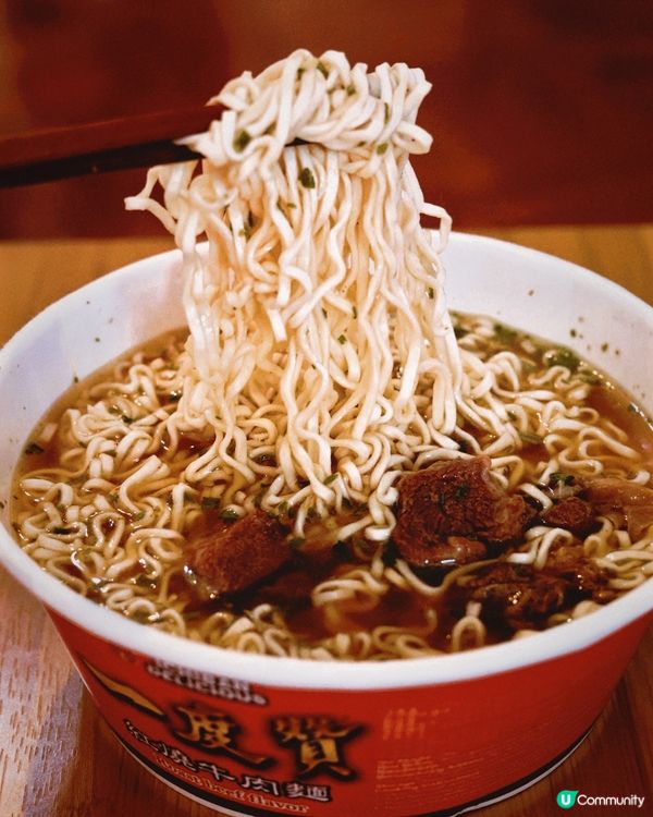 台灣品牌「一度贊」杯麵，夜晚肚餓嘅必備救星！🍜✨