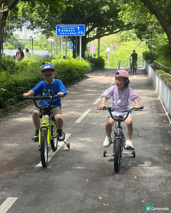 香港有好多好去處，小朋友當然喜歡去主題樂園海洋公園同埋迪士尼...