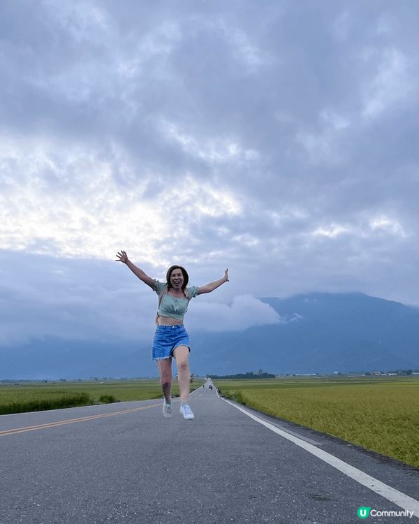 台灣伯朗大道，真正既藍天白雲，一大片綠油油青草，成個人同大自...