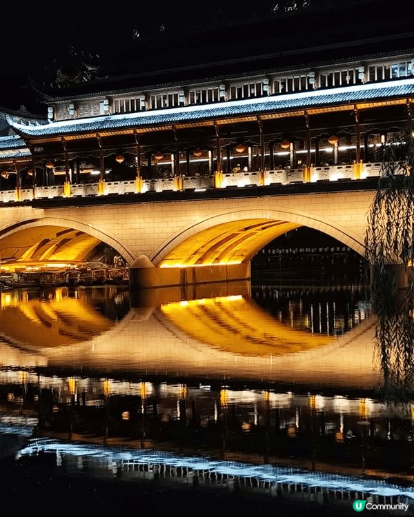 湖南鳳凰古城及芙蓉鎮有山有水又有古舊建築, 景色很詩情畫意,...