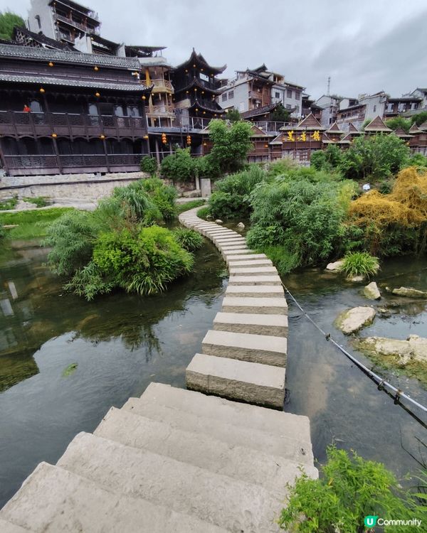 湖南鳳凰古城及芙蓉鎮有山有水又有古舊建築, 景色很詩情畫意,...