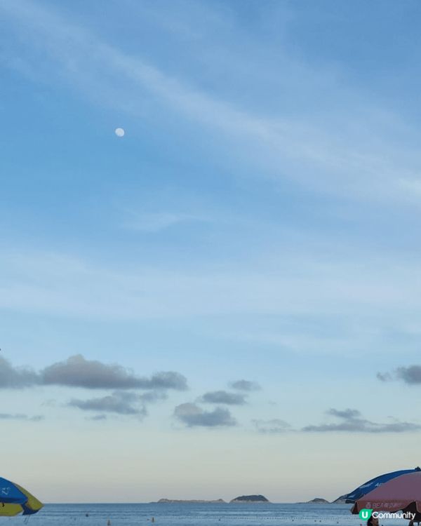 第一張是淺水灣，藍天白雲，水清沙幼