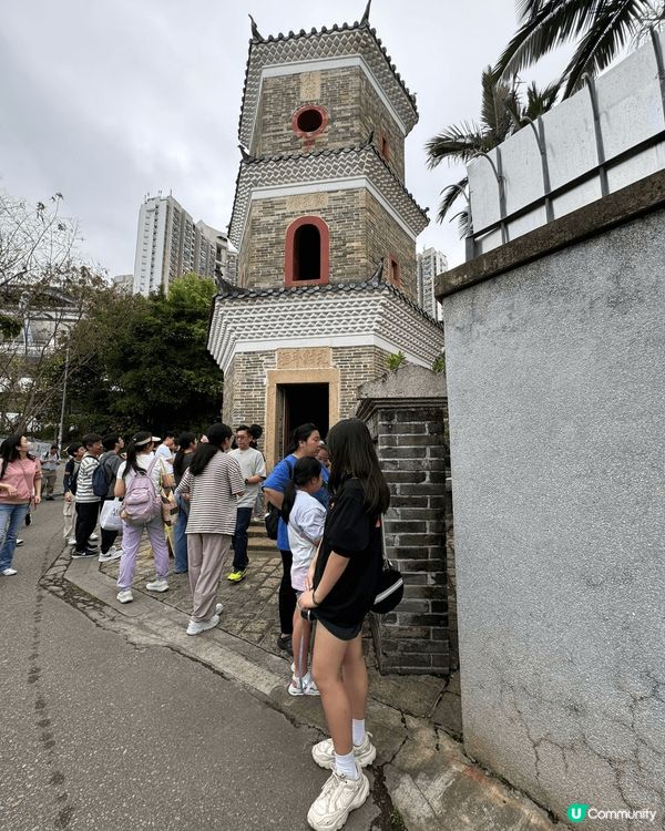 第一張是淺水灣，藍天白雲，水清沙幼