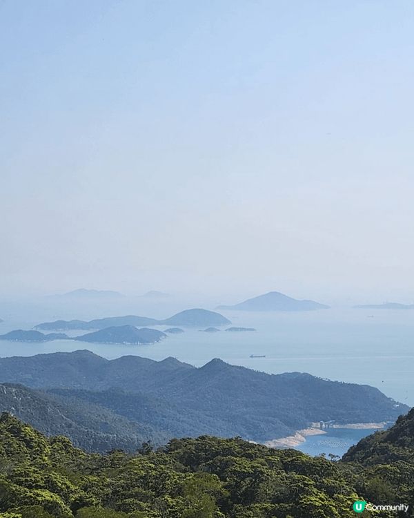 第一張是淺水灣，藍天白雲，水清沙幼