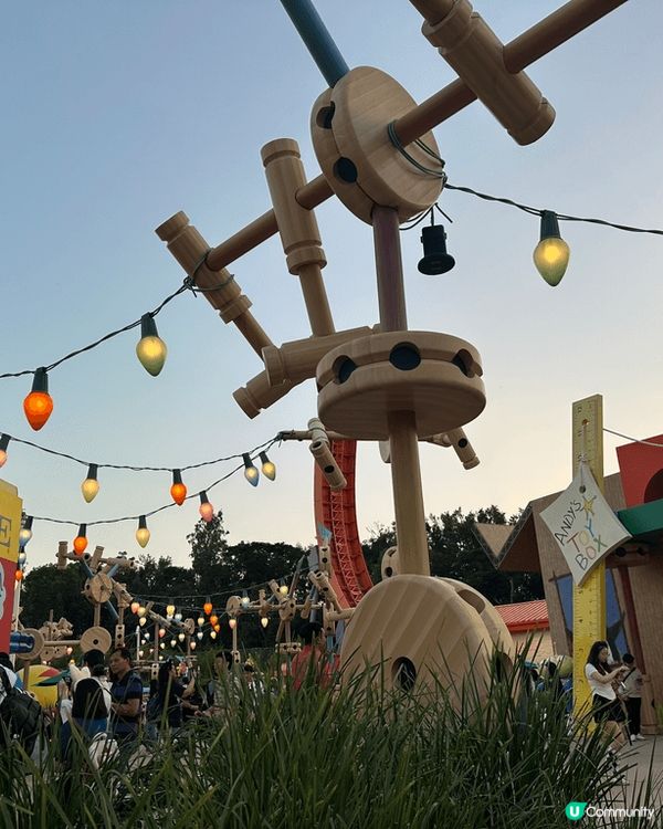 香港迪士尼樂園，可以體驗刺激的機動遊戲或者觀看劇場演出，晚上...