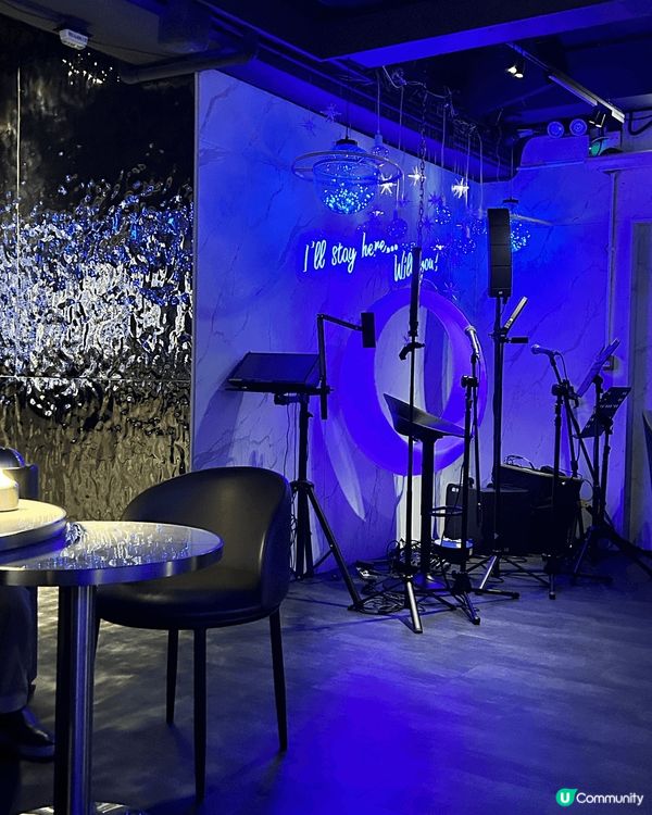 有2張是位於尖沙咀的諾士佛臺音樂餐廳，叫Staro，這裡環境...