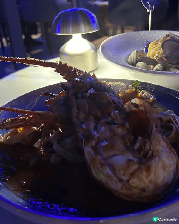 有2張是位於尖沙咀的諾士佛臺音樂餐廳，叫Staro，這裡環境...