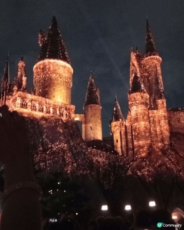 北京的環球影城 晚上的城堡亮燈儀式很壯觀美麗 園內的遊樂設施...