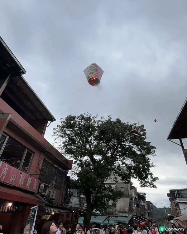 8月的台灣之旅，去了十分幸福車站放天燈和去101觀賞風景，逛...