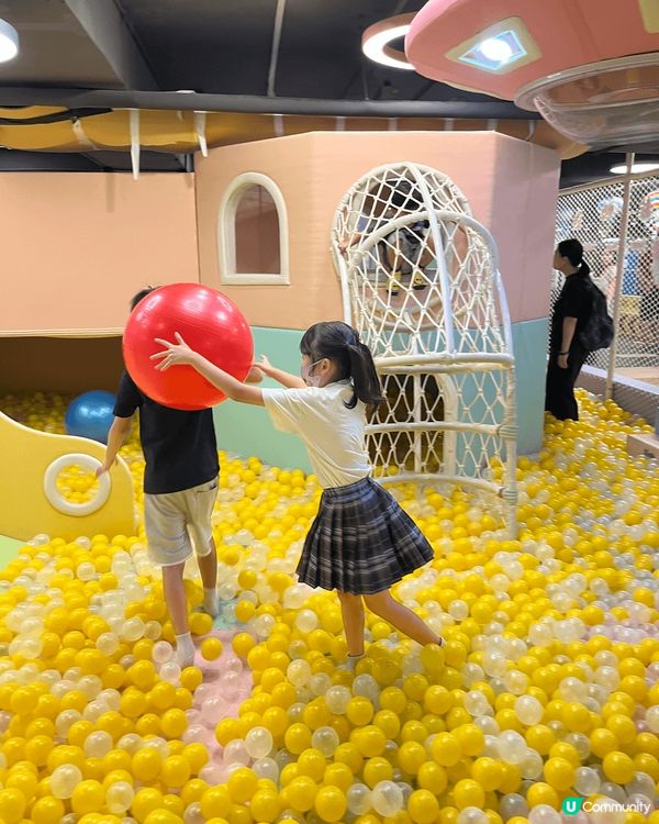 荔枝角Playhouse豐富多樣嘅遊玩設施，波波池、瀡滑梯、...