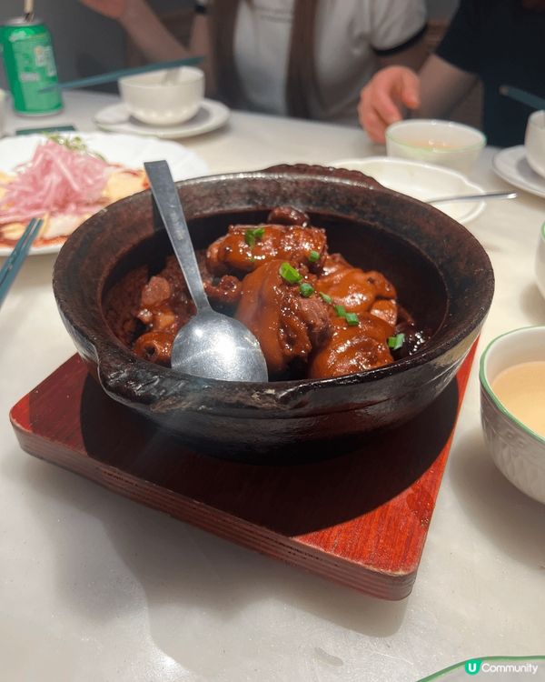 如果想食特色嘅中菜，咁就要去奧海城嘅綠茶餐廳啦。大家估吓相中...