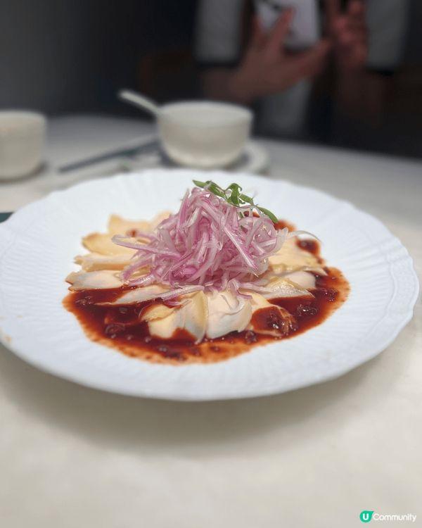 如果想食特色嘅中菜，咁就要去奧海城嘅綠茶餐廳啦。大家估吓相中...