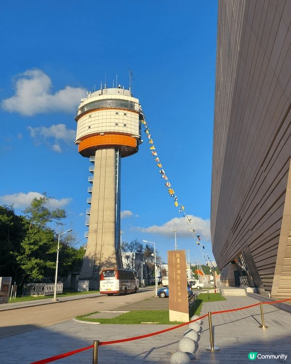 去昂船洲軍營，參觀國家軍艦 ，在岸邊看軍艦外型好壯觀，上了軍...