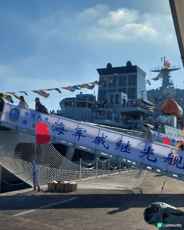 去昂船洲軍營，參觀國家軍艦 ，在岸邊看軍艦外型好壯觀，上了軍...