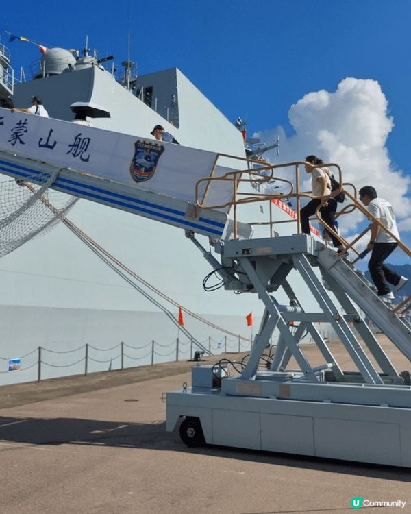 去昂船洲軍營，參觀國家軍艦 ，在岸邊看軍艦外型好壯觀，上了軍...