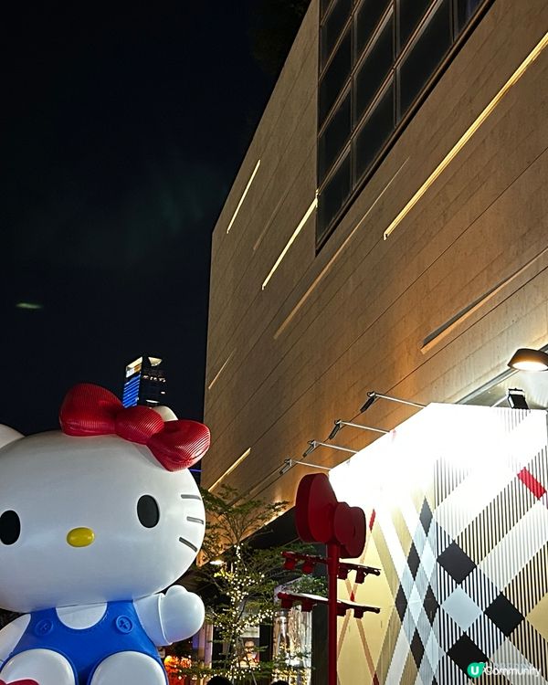 藍白經典款 Hello Kitty 坐在馬路中央 等候著的是