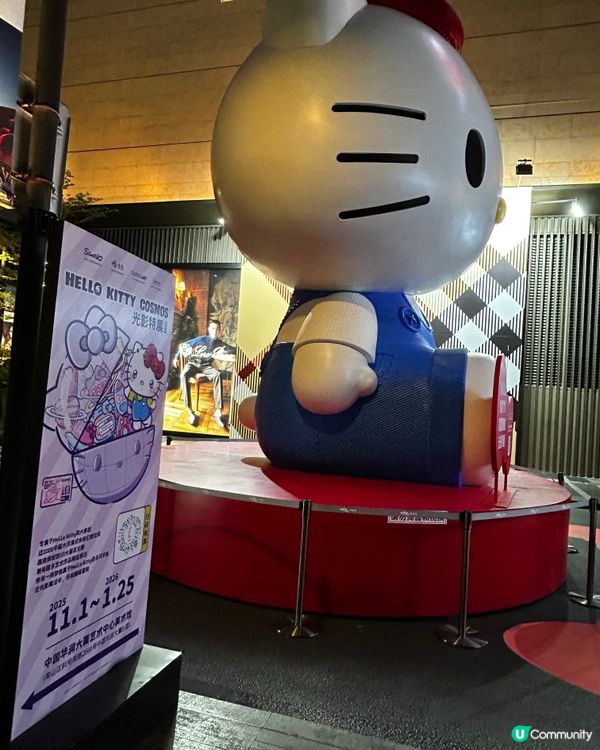 藍白經典款 Hello Kitty 坐在馬路中央 等候著的是