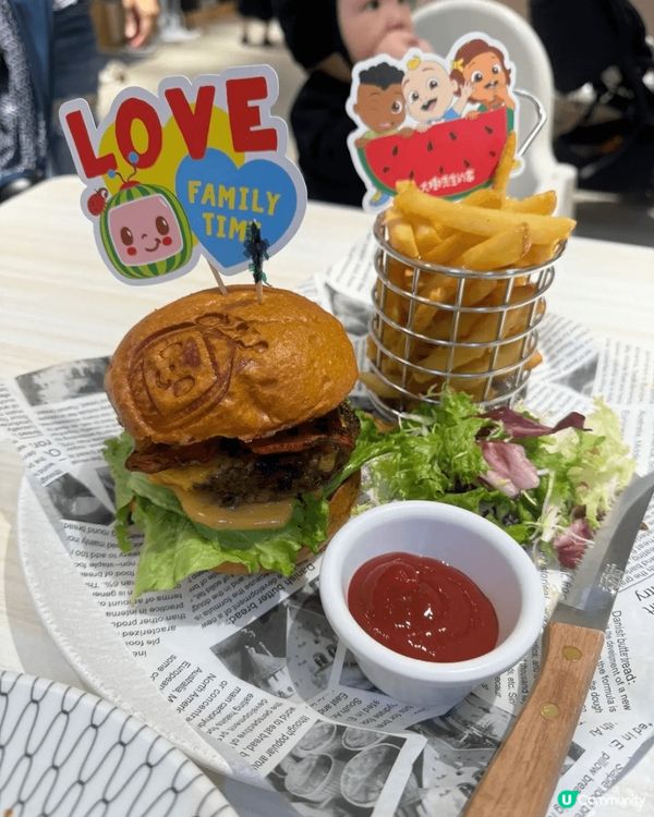 這一間親子餐廳，我去了很多次，早前除了遊玩地方有主題，餐飲也...