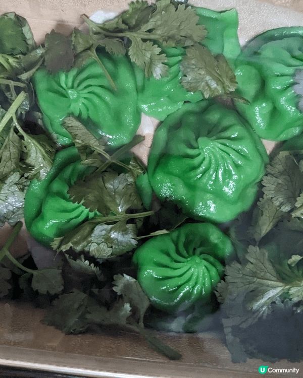 堅信號上海生煎皇出左好有特色既小龍包，有麻辣雞肉小籠包香辣適...
